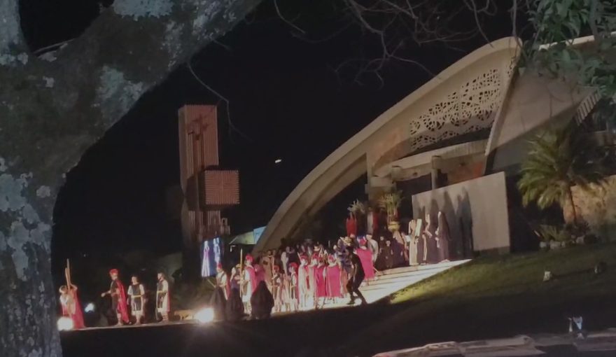 Noite de fé e reflexão: Via Sacra reúne famílias na Paróquia São Cristóvão