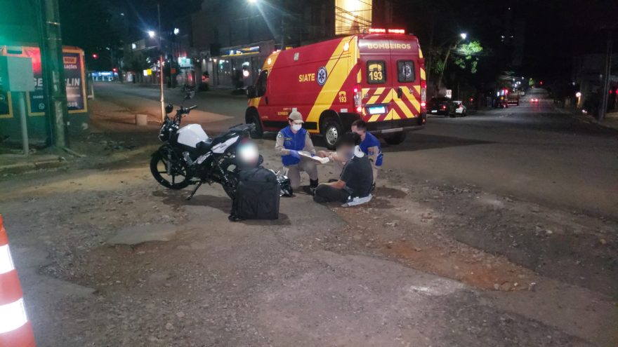 Jovem fratura ombro em queda de moto na Rua Erechim