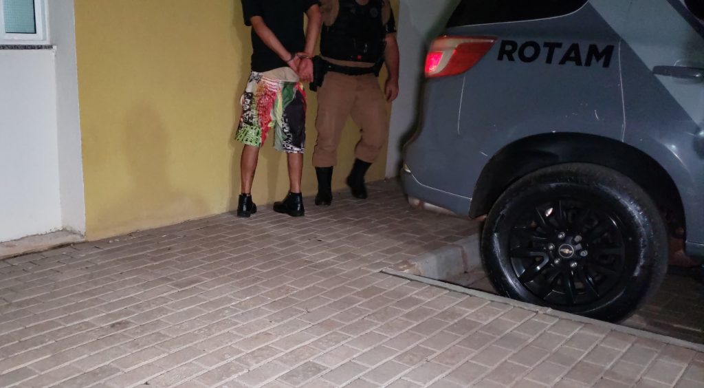 Homem é detido após ameaçar companheira com uma faca no bairro Interlagos
