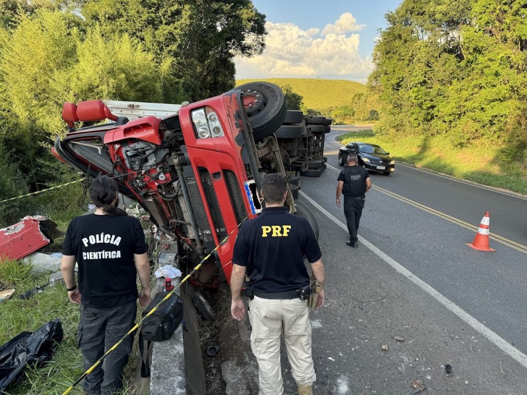 Homem morre após carreta tombar na rodovia BR-277 em Candói