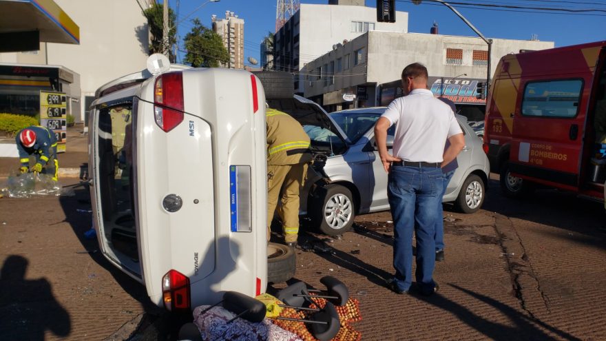 Idoso fica encarcerado em Voyage tombado após colisão com Argo no Centro