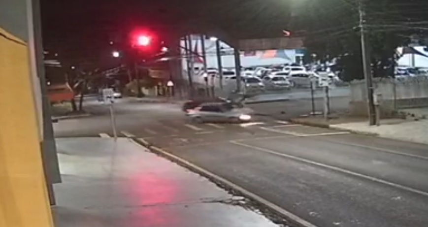 Siena na contramão provocou grave acidente com vítima encarcerada no Parque São Paulo