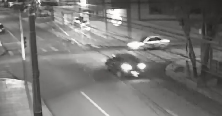 Câmera na rua Cuiabá mostra que motociclista poderia ter sido atingido por Siena que seguia pela contramão