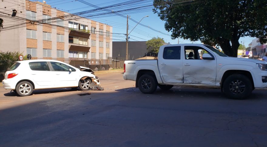 Amarok e 307 colidem em cruzamento sinalizado por semáforo no Centro