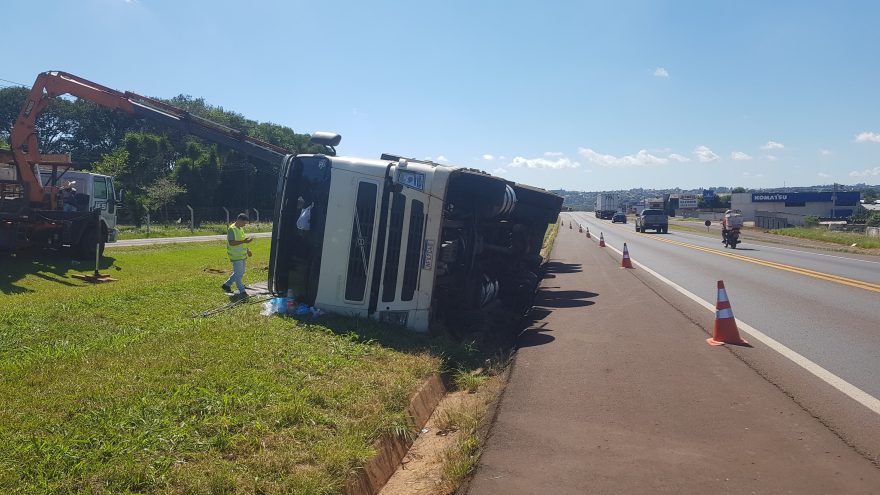 Após mais de 24 horas, carreta segue tombada na BR-277, em Cascavel