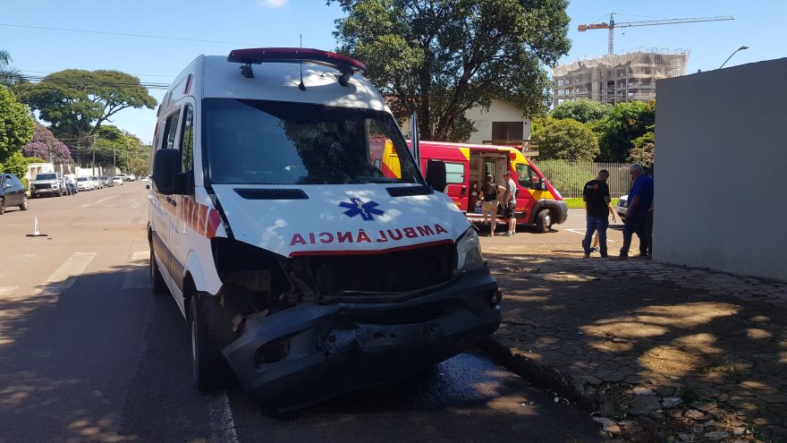 Ambulância se envolve em forte acidente no bairro Neva