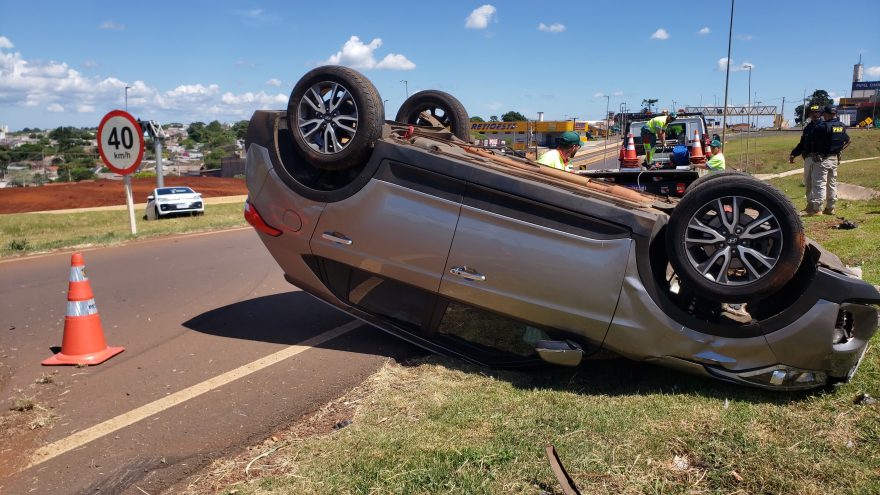 Creta capota após colisão de trânsito no Trevo Cataratas, em Cascavel