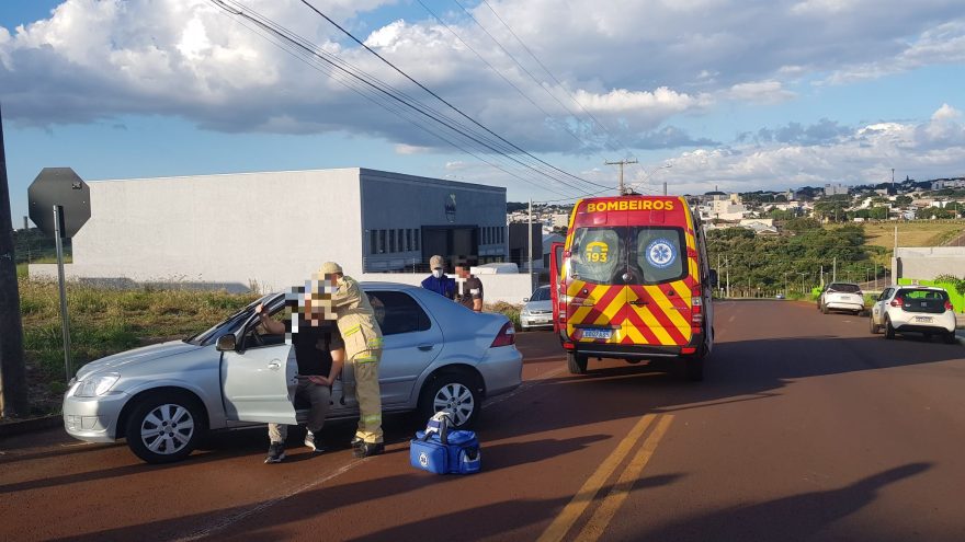 Acidente entre van e Prisma deixa homem ferido no Santo Inácio