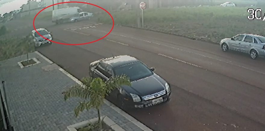 Câmera flagra acidente entre van e Prisma no Santo Inácio