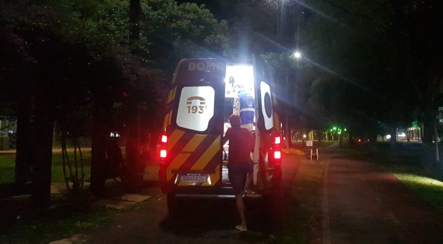 Mulher é socorrida pelo Siate após ser esfaqueada no peito