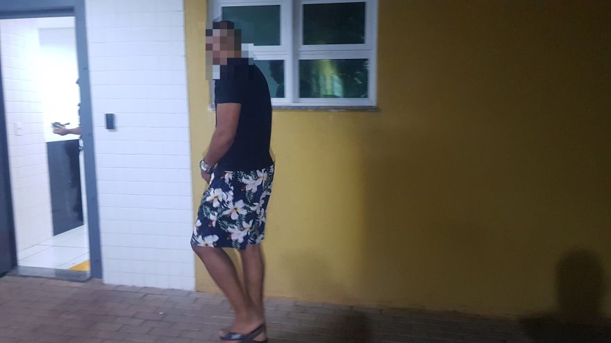Homem é preso pela PM com drogas, celulares e armas de fogo
