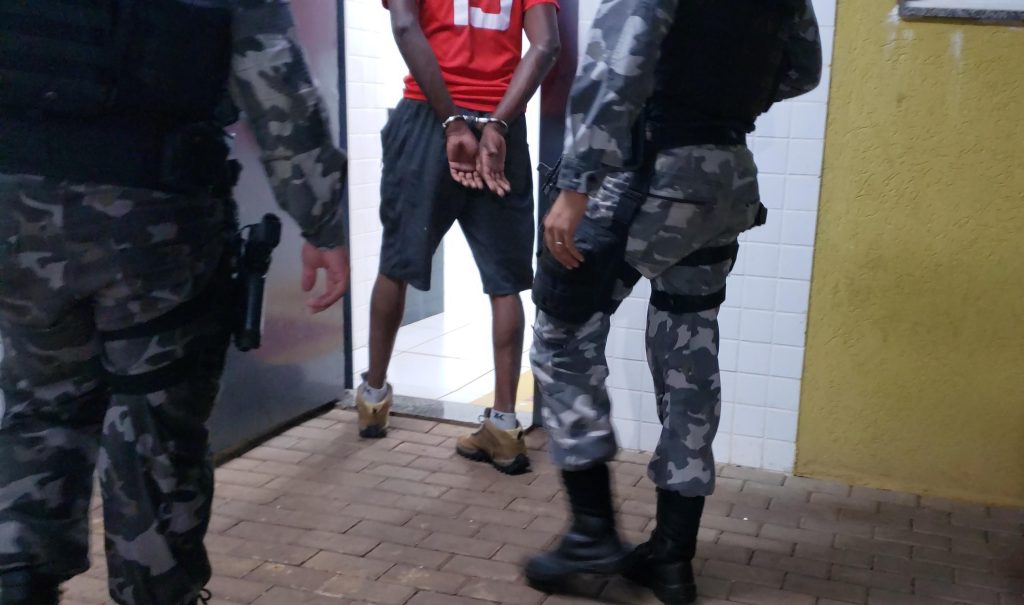 Suspeito de esfaquear mulher no Centro é detido pelo Choque