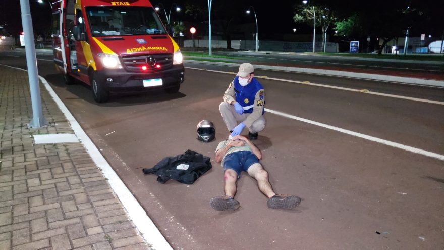 Homem fica ferido após sofrer queda de moto na Praça da Bíblia