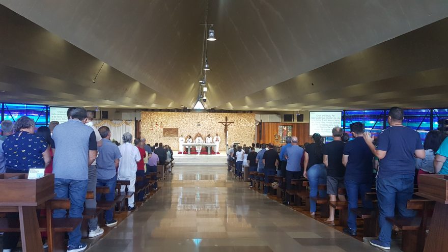 Fé e devoção: Catedral Nossa Senhora Aparecida recebe multidão no domingo de Páscoa