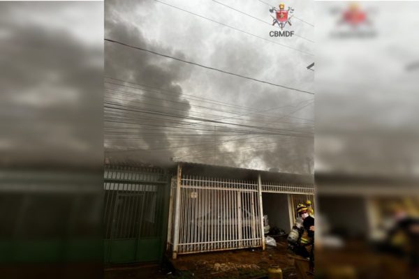 Homem é preso por atear fogo na casa da mãe duas vezes no mesmo dia