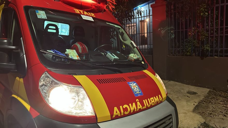 Idoso é socorrido pelo Siate no Bairro Floresta, em Cascavel