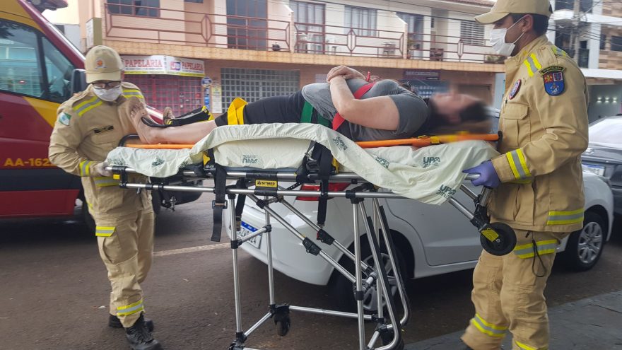 Com suspeita de fratura no joelho, mulher é socorrida pelo Siate no Bairro Alto Alegre