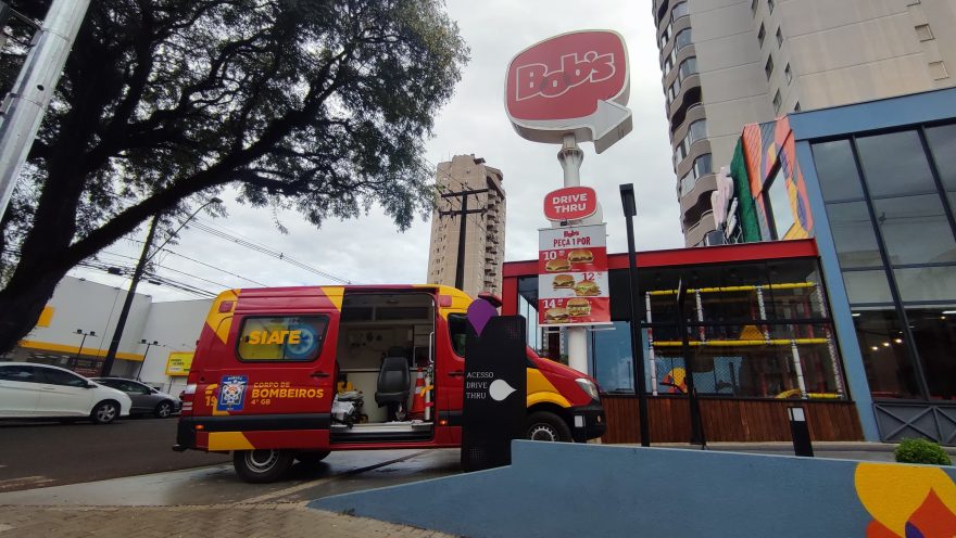 Mulher é socorrida pelo Siate após sofrer queda no Bob’s no Centro