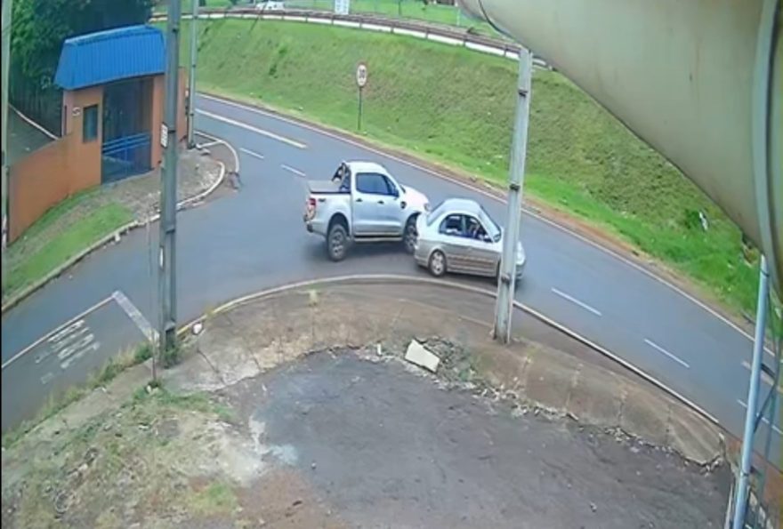 Câmera de segurança registra acidente na Avenida Corbélia, sem vítimas