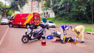 Mulher é socorrida pelo Siate após cair de moto na Rua Vicente Machado