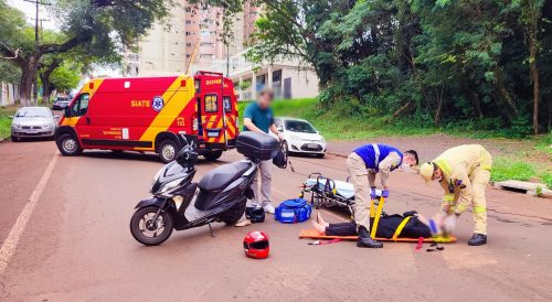 Mulher é socorrida pelo Siate após cair de moto na Rua Vicente Machado