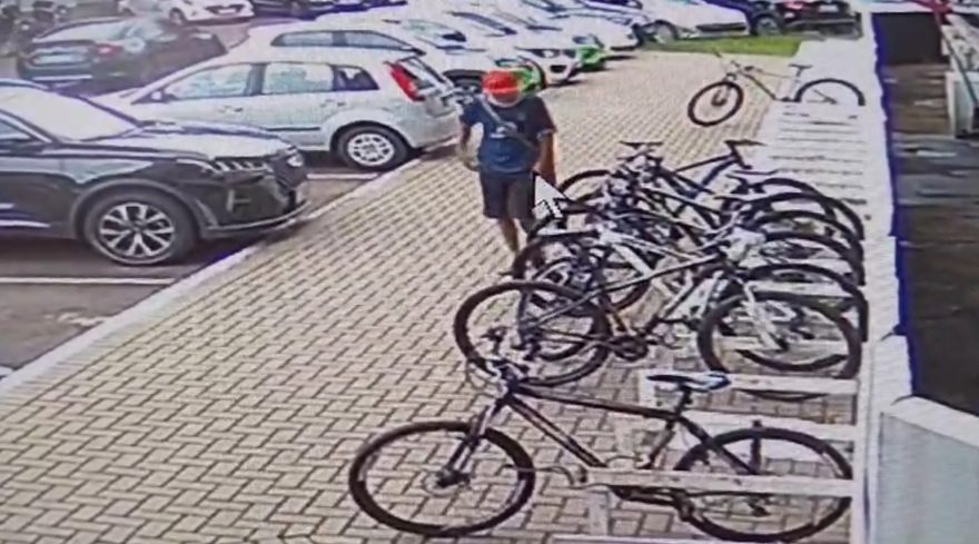 Ladrão furta bicicleta Vmaxx no pátio da Prefeitura