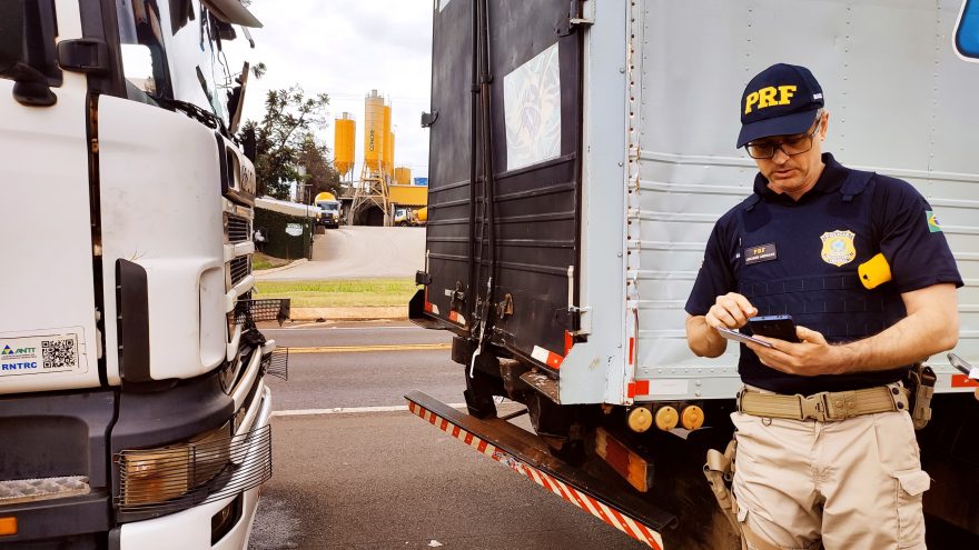 Caminhões se envolvem em colisão traseira na rodovia BR-277, em Cascavel
