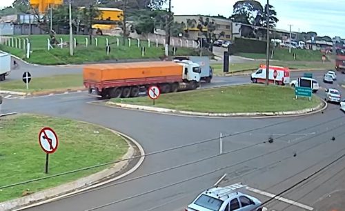 Quem está errado? Caminhão para na rodovia para dar passagem à ambulância e é atingido na traseira Imagem referente a Quem está errado? Caminhão para na rodovia para dar passagem à ambulância e é atingido na traseira