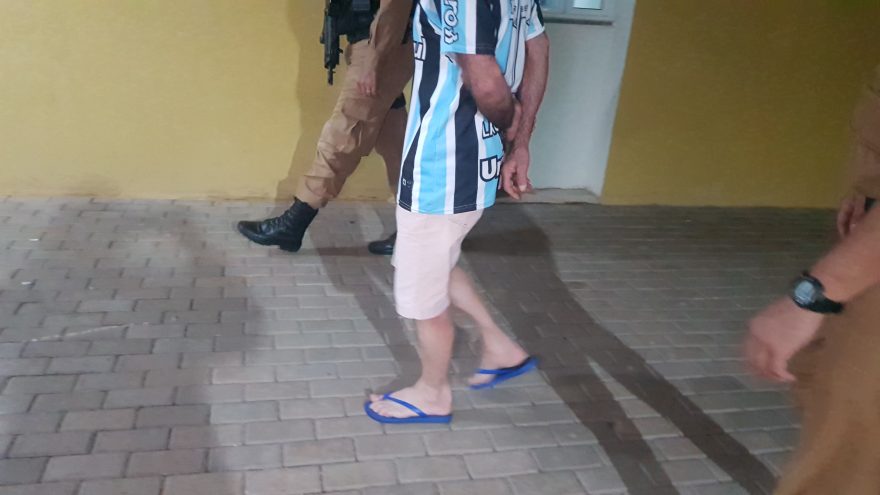 Gremista suspeito de jogar água fervendo em esposa é detido