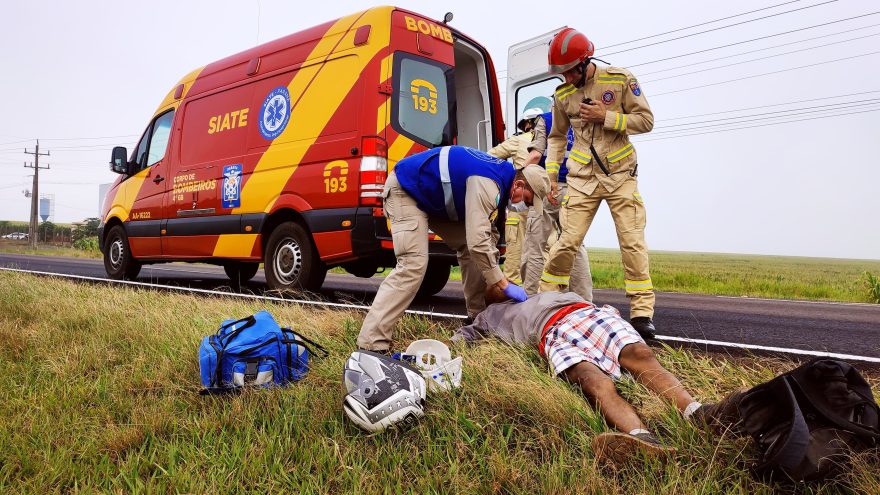 Motociclistas ficam feridos em acidente na rodovia BR-277, em Cascavel