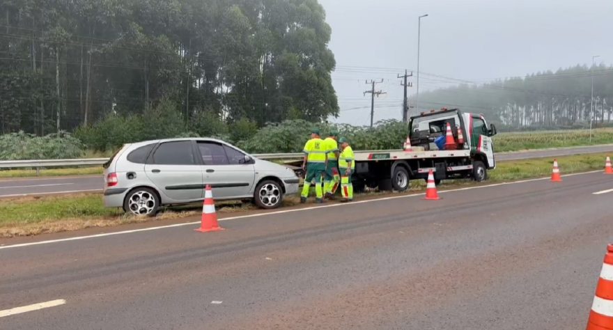 Saída de pista deixa fluxo interrompido em uma das pistas na BR-277 em Cascavel