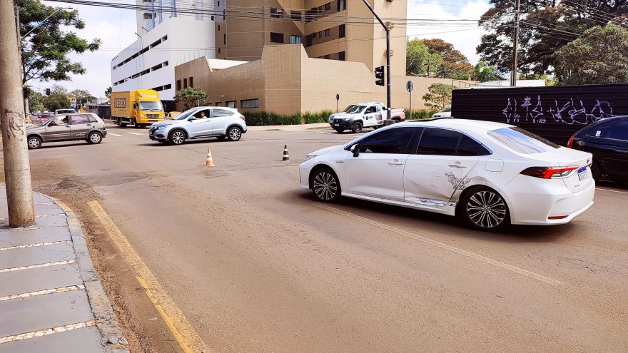 Corolla e Kombi se envolvem em acidente no Centro