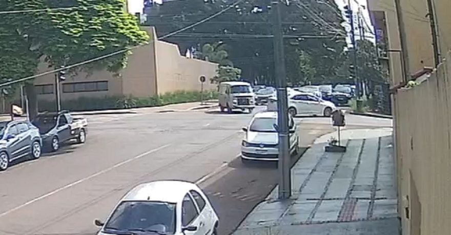 Câmera registra colisão entre Kombi e Corolla