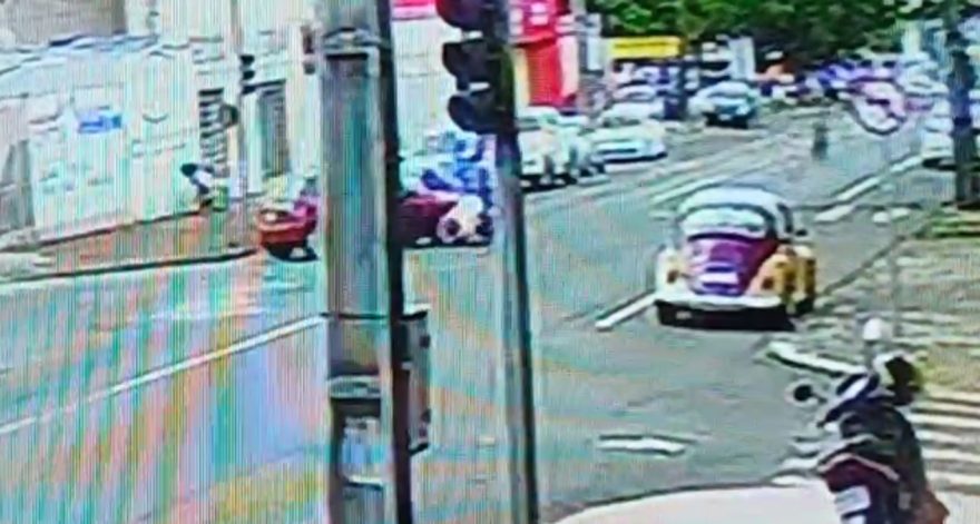 Câmera flagra acidente entre Celta e moto no São Cristóvão