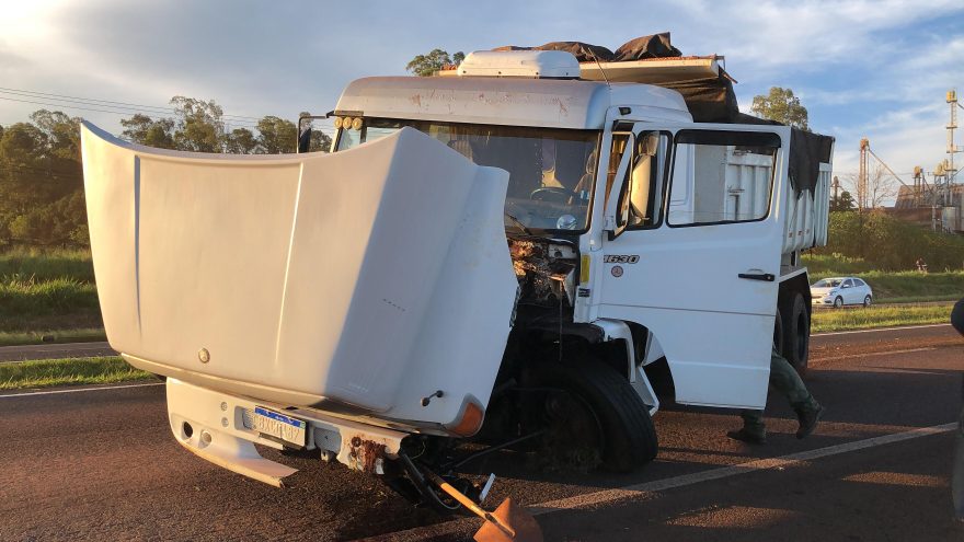 Peça de caminhão quebra e deixa pista da BR-277 interditada em Cascavel