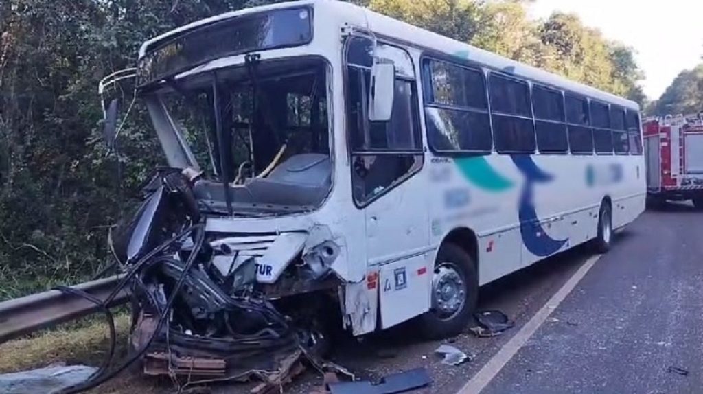 Grave acidente entre carro e ônibus deixa um morto na BR-158