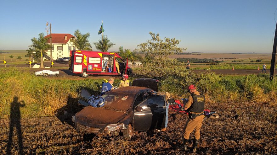Corolla capota em frente ao Aero Executivo na rodovia PR-486, em Cascavel