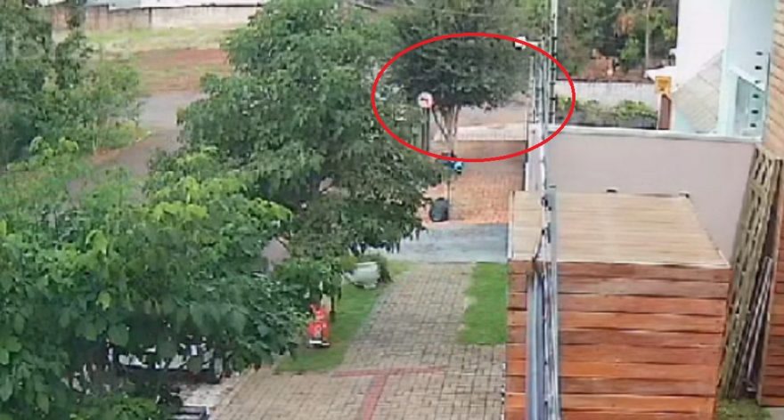 Câmera flagra adolescente de bicicleta sendo atropelado por carro no Centro