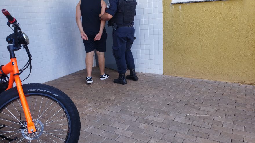 Homem é levado à Delegacia após ser acusado de supostamente se esfregar em mulher no ônibus