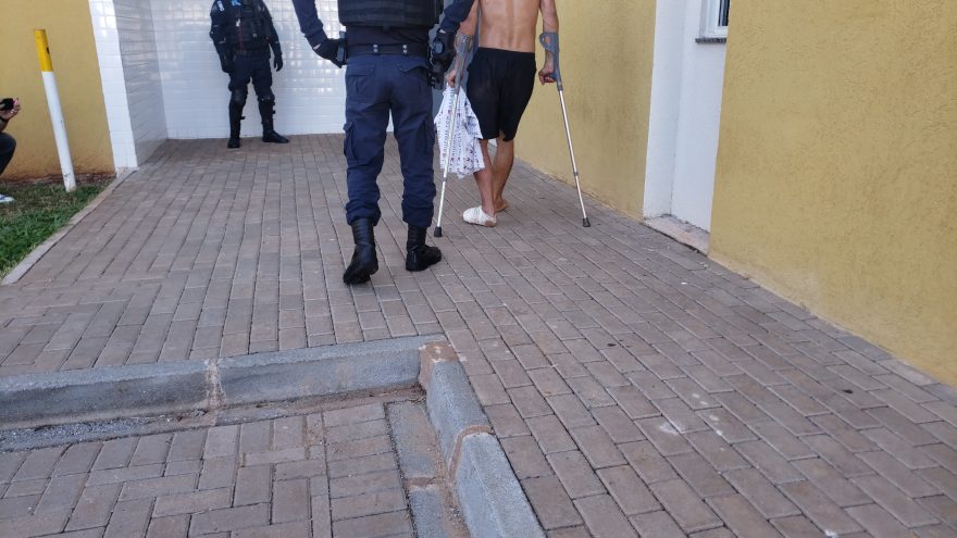 Suspeito de agredir filho e esposa com muletas é detido pela Guarda Municipal no Floresta
