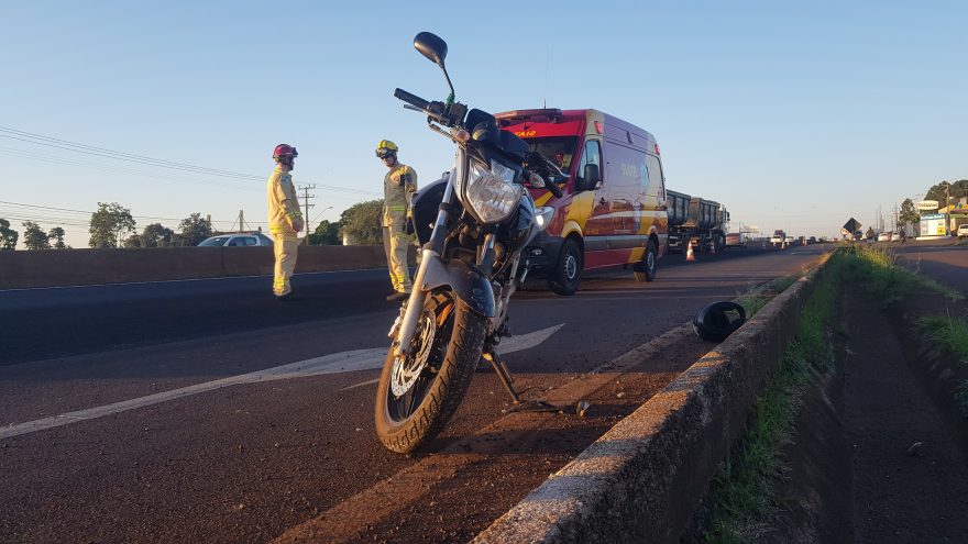 Motociclista é fechada por caminhão e pode ter fraturado queixo e perna