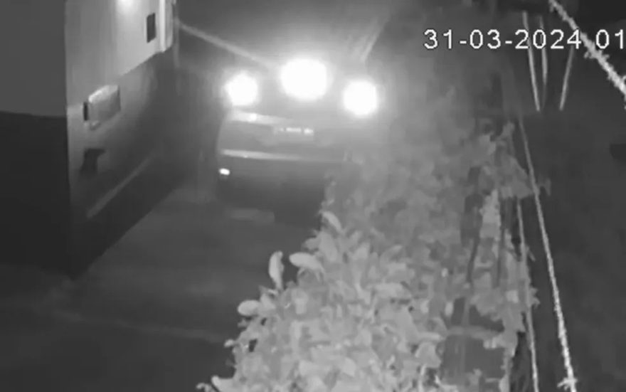 Calote do amor! Cliente usa carro para arrebentar portão de motel após curtir suíte presidencial