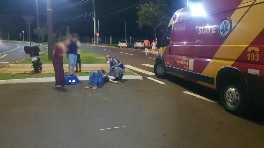Condutor de moto desvia de carro e sofre queda na Avenida Rocha Pombo