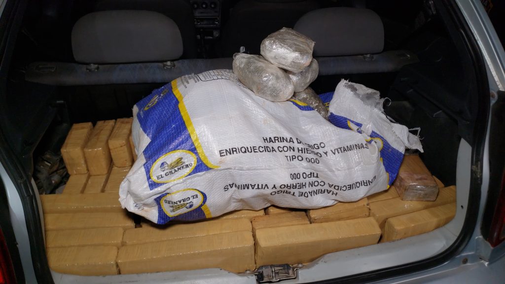 Dupla é detida pela PRF com 127 kg de maconha dentro de Celta na rodovia BR-277