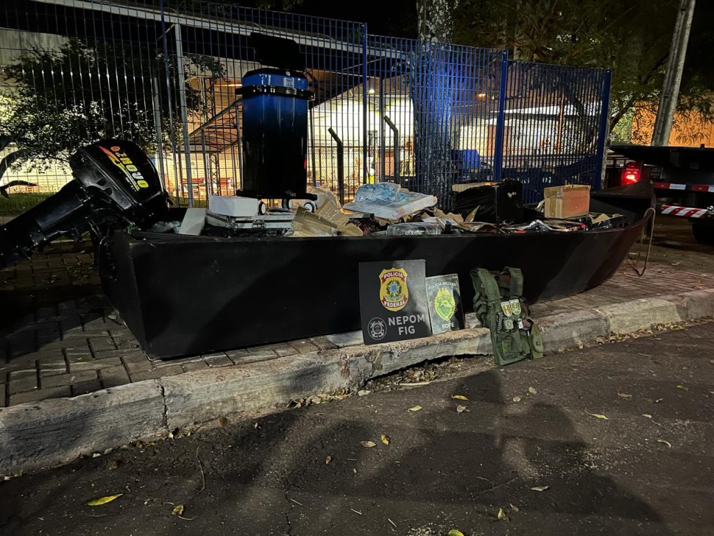 Ação integrada apreende lancha com eletrônicos no Rio Paraná