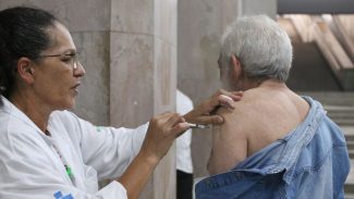 RJ: casos de covid-19 registram queda; atendimento por gripe aumenta
