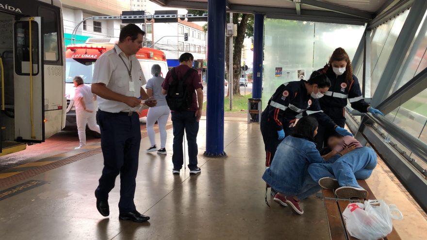 Adolescente passa mal e desmaia em ônibus do transporte coletivo