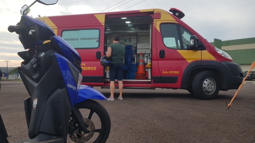 Ao desviar de carro, motociclista sofre queda às margens da BR-277