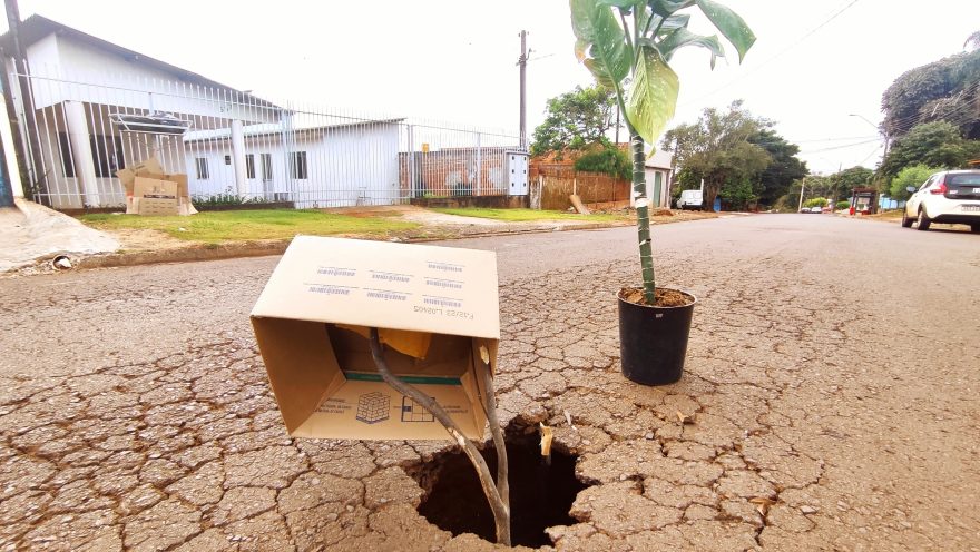 Alerta de buraco! Moradores improvisam sinalização em cratera criada em asfalto deteriorado