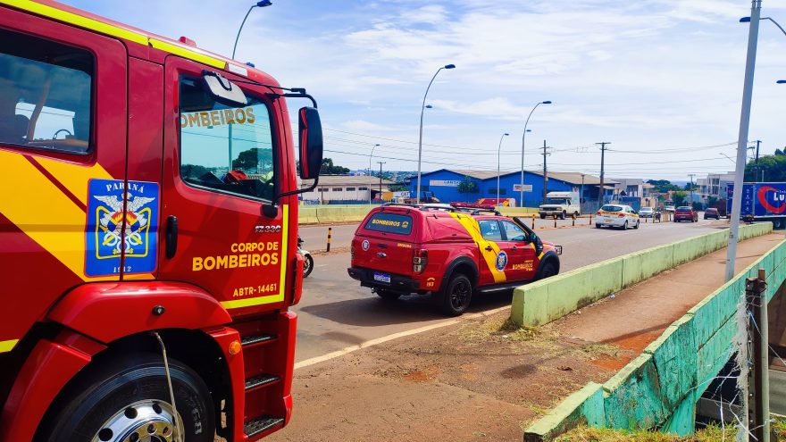 Refletindo sobre a vida, jovem senta no parapeito do viaduto e Corpo de Bombeiros é acionado